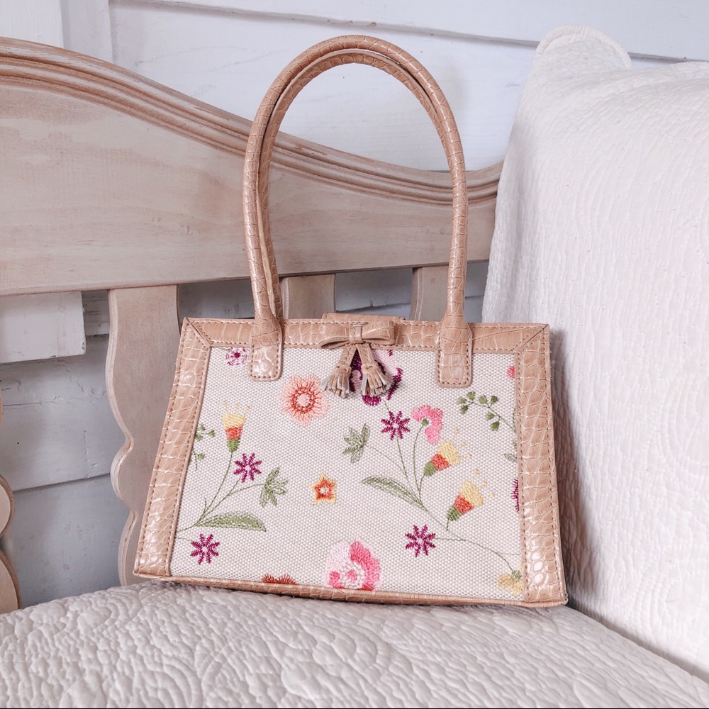 Adorable Liz Claiborne Floral Croc Handle Bag 💐